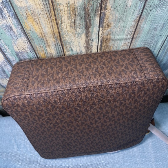 MICHAEL KORS JET SET LARGE LOGO MESSENGER BAG - Picture 9 of 9